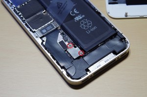 iPhone4S バッテリー端子外し